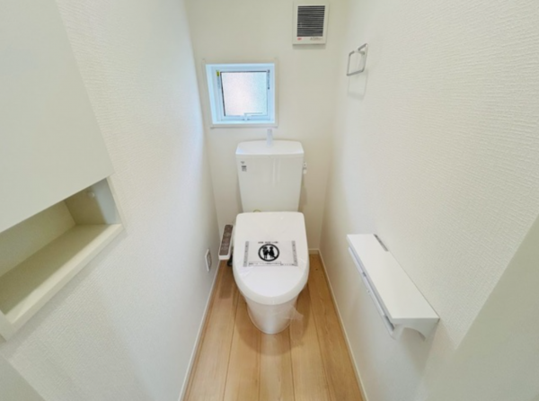 山陽小野田市大字鴨庄、新築一戸建てのトイレ画像です