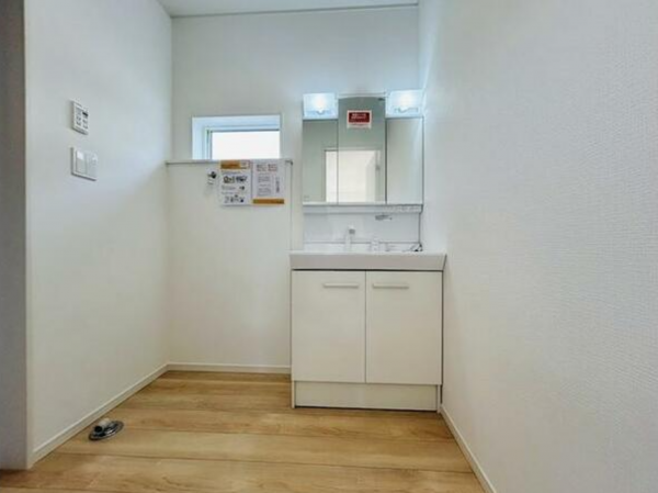 山陽小野田市大字鴨庄、新築一戸建ての洗面画像です