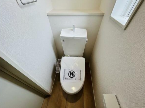 山陽小野田市大字鴨庄、新築一戸建てのトイレ画像です