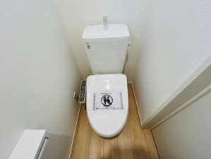 山陽小野田市大字鴨庄、新築一戸建てのトイレ画像です