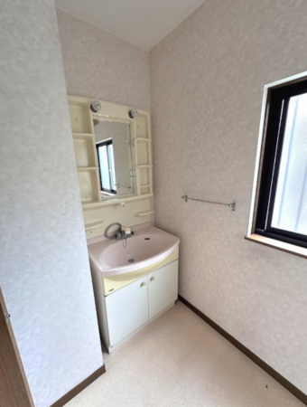 山陽小野田市平成町、中古一戸建ての洗面画像です