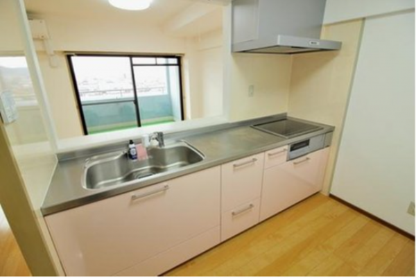 山陽小野田市高栄、マンションのキッチン画像です