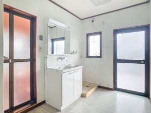山陽小野田市北竜王町、収益物件/店舗付住宅の洗面画像です
