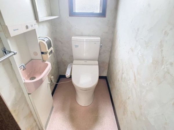 山陽小野田市北竜王町、収益物件/店舗付住宅のトイレ画像です