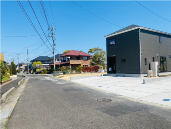 山口市阿知須、中古一戸建ての前面道路を含む現地写真画像です