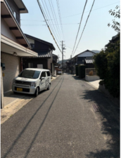 山口市阿知須、中古一戸建ての前面道路を含む現地写真画像です