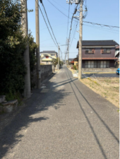 山口市阿知須、中古一戸建ての前面道路を含む現地写真画像です
