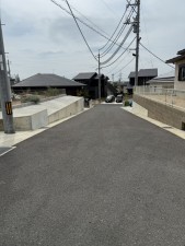 山口市阿知須、中古一戸建ての前面道路を含む現地写真画像です