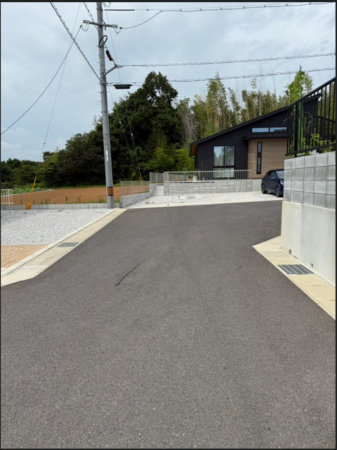 山口市阿知須、中古一戸建ての前面道路を含む現地写真画像です