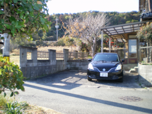 山口市阿知須、中古一戸建ての前面道路を含む現地写真画像です