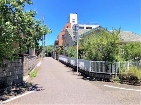宇部市南浜町、中古一戸建ての前面道路を含む現地写真画像です