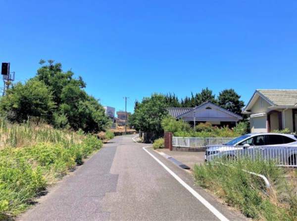 宇部市南浜町、中古一戸建ての前面道路を含む現地写真画像です