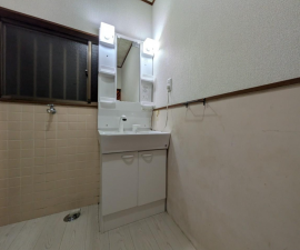 宇部市上条、中古一戸建ての洗面画像です