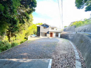 宇部市開、中古一戸建ての前面道路を含む現地写真画像です