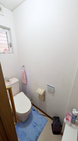 山陽小野田市大字埴生、中古一戸建てのトイレ画像です
