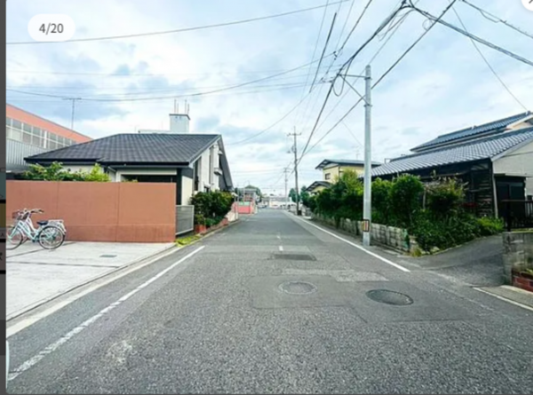宇部市明神町、中古一戸建ての前面道路を含む現地写真画像です