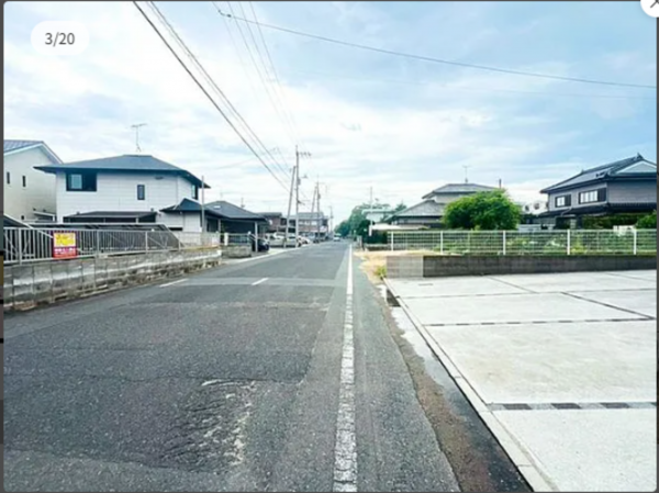 宇部市明神町、中古一戸建ての前面道路を含む現地写真画像です