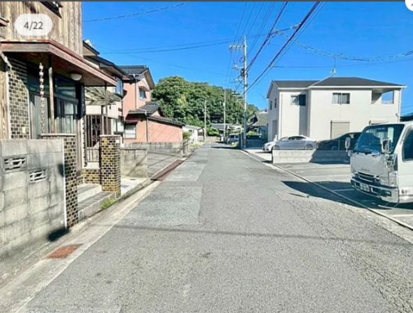 宇部市浜町、中古一戸建ての前面道路を含む現地写真画像です