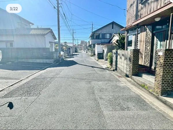 宇部市浜町、中古一戸建ての前面道路を含む現地写真画像です