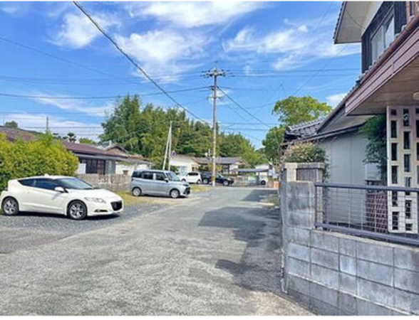 宇部市東梶返、中古一戸建ての前面道路を含む現地写真画像です