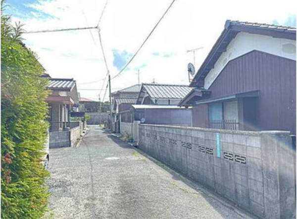 宇部市東梶返、中古一戸建ての前面道路を含む現地写真画像です