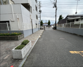 宇部市岬町、マンションの前面道路を含む現地写真画像です