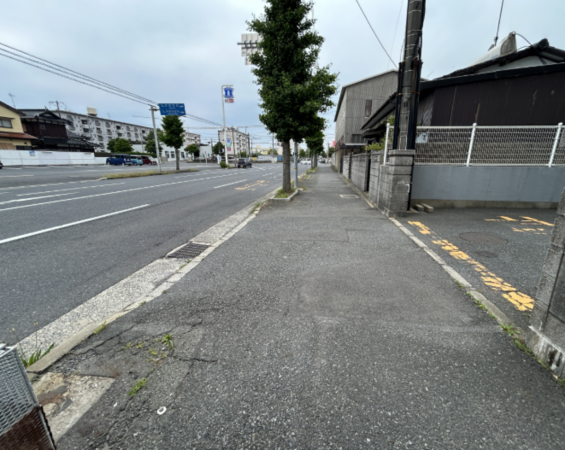 宇部市岬町、マンションの前面道路を含む現地写真画像です