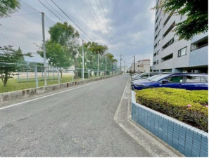 宇部市松山町、マンションの前面道路を含む現地写真画像です