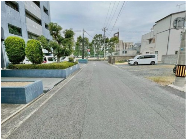 宇部市松山町、マンションの前面道路を含む現地写真画像です