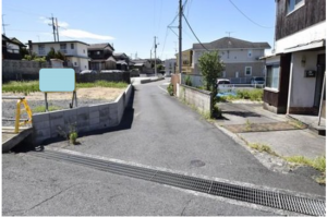 宇部市東梶返、土地の前面道路を含む現地写真画像です
