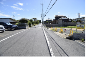 宇部市東梶返、土地の前面道路を含む現地写真画像です