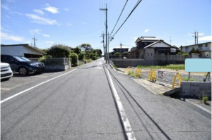 宇部市東梶返、土地の前面道路を含む現地写真画像です