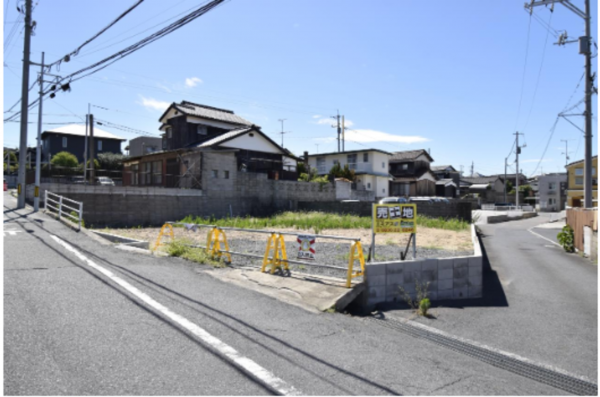 宇部市東梶返、土地の前面道路を含む現地写真画像です