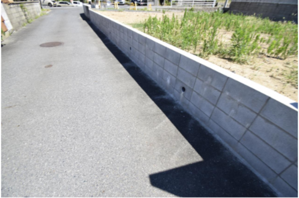宇部市東梶返、土地の前面道路を含む現地写真画像です