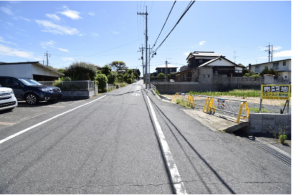宇部市東梶返、土地の前面道路を含む現地写真画像です