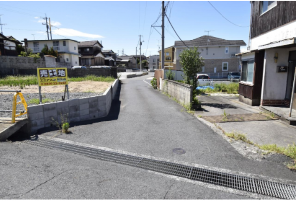 宇部市東梶返、土地の前面道路を含む現地写真画像です