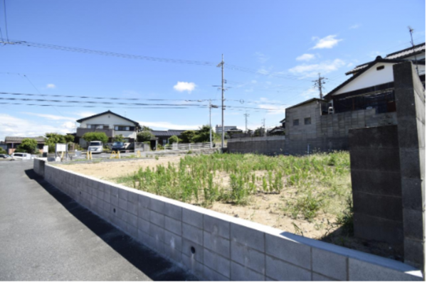 宇部市東梶返、土地の前面道路を含む現地写真画像です