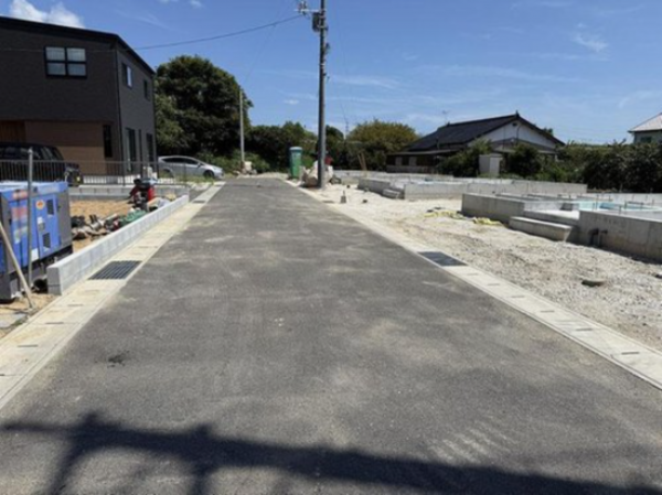 宇部市大字際波、新築一戸建ての前面道路を含む現地写真画像です