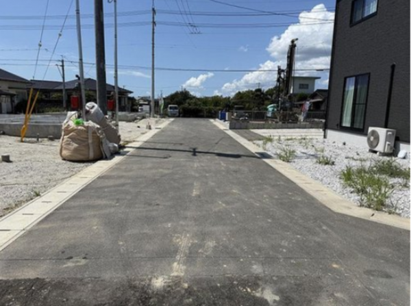 宇部市大字際波、新築一戸建ての前面道路を含む現地写真画像です