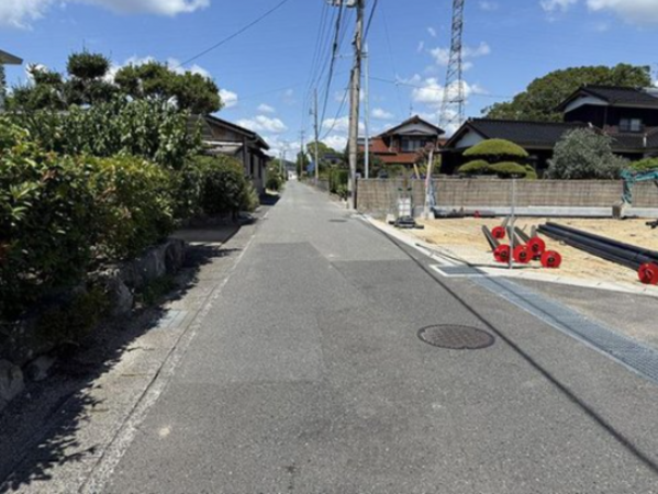 宇部市大字際波、新築一戸建ての前面道路を含む現地写真画像です