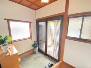 宇部市北小羽山町、中古一戸建ての玄関画像です