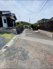 宇部市北小羽山町、中古一戸建ての前面道路を含む現地写真画像です