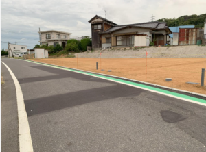 宇部市松崎町、土地の前面道路を含む現地写真画像です
