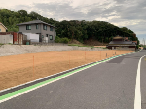 宇部市松崎町、土地の前面道路を含む現地写真画像です