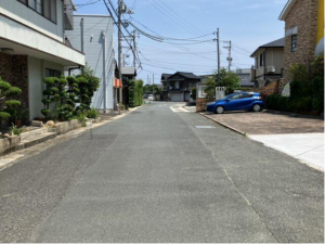 山口市阿知須、新築一戸建ての前面道路を含む現地写真画像です