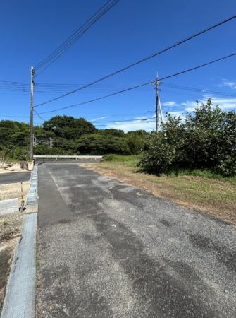 山口市阿知須、中古一戸建ての前面道路を含む現地写真画像です
