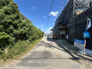 山口市阿知須、中古一戸建ての前面道路を含む現地写真画像です