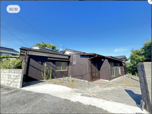 宇部市上条、中古一戸建ての前面道路を含む現地写真画像です