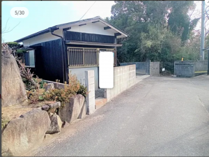 宇部市上条、中古一戸建ての前面道路を含む現地写真画像です