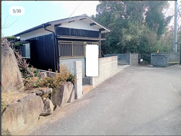 宇部市上条、中古一戸建ての前面道路を含む現地写真画像です